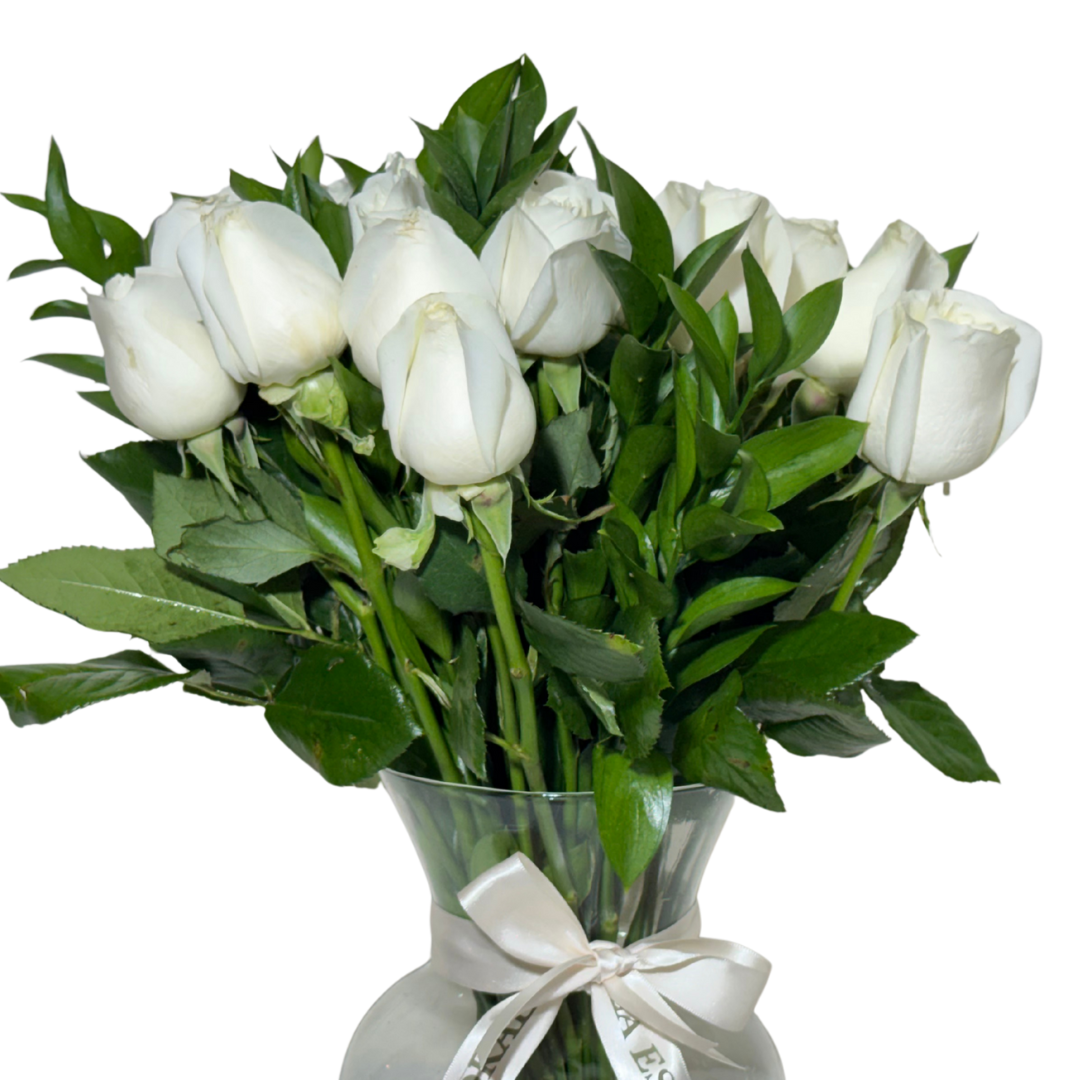 24 Rosas Blancas en Florero con Follaje