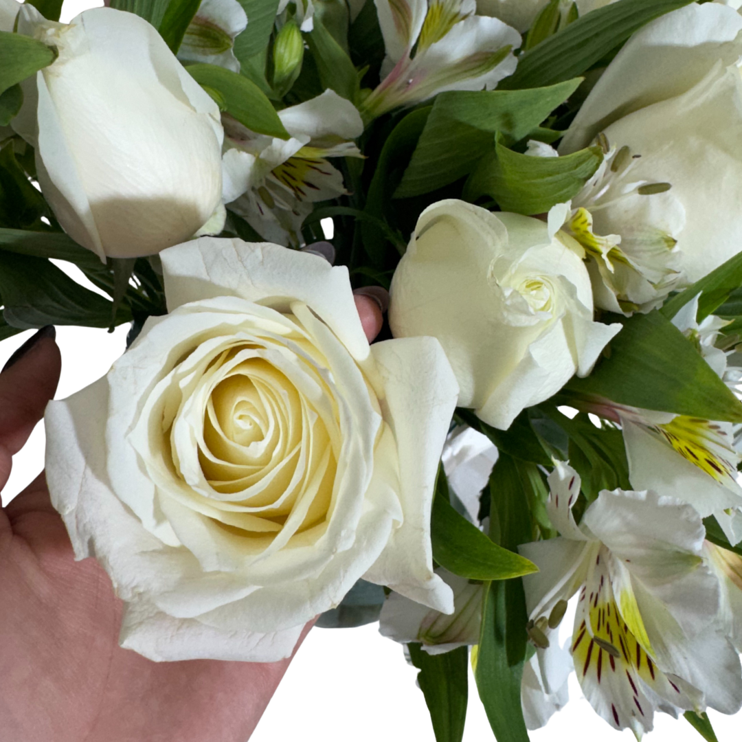 24 Rosas Blancas en Florero con Astromelia
