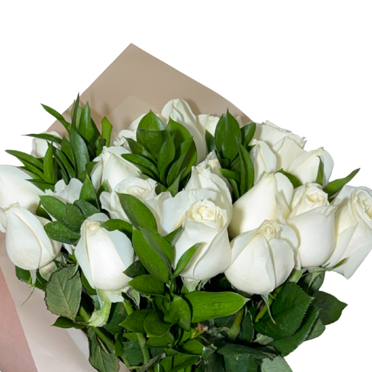 Ramo de 24 Rosas Blancas con Follaje