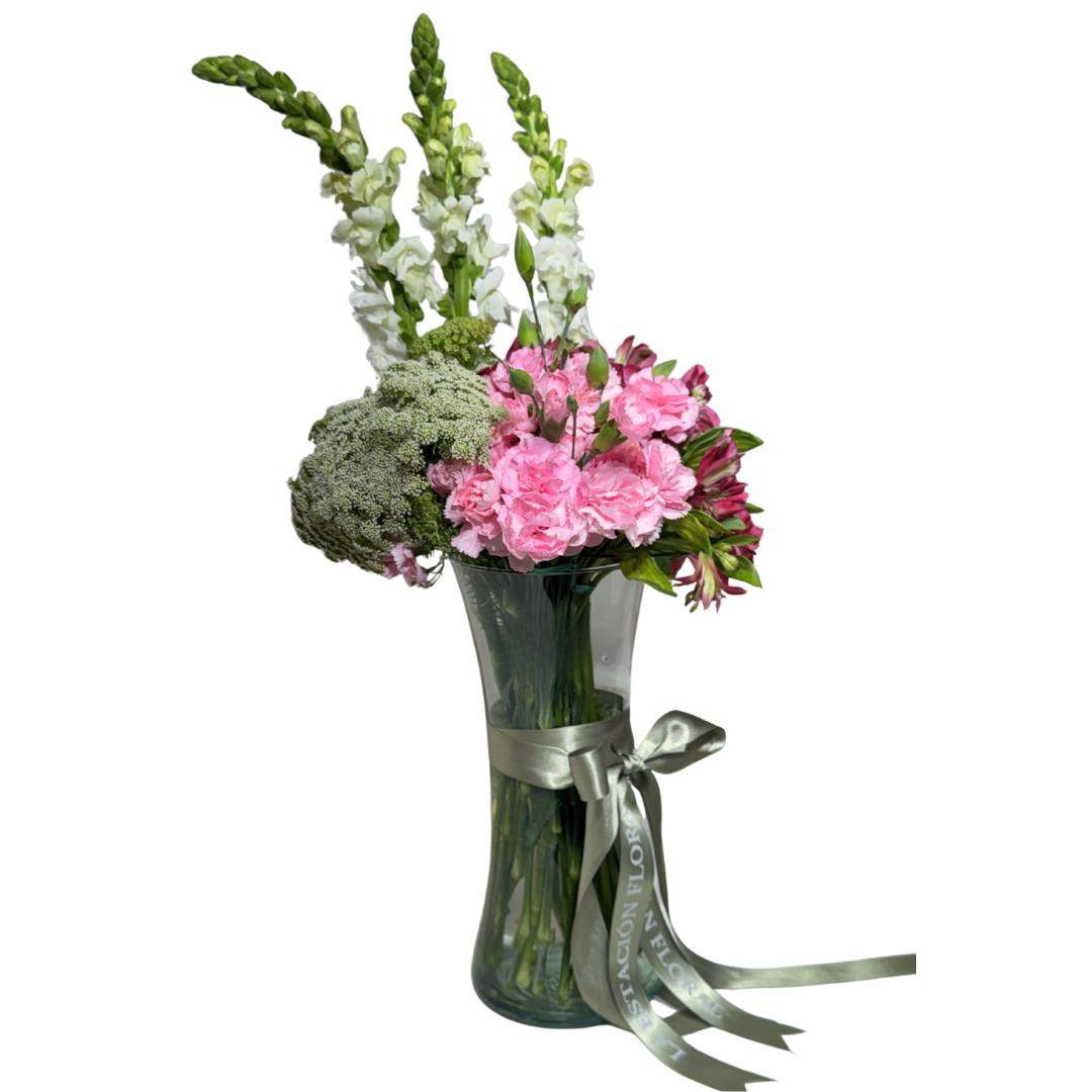 Clavelinas Rosas y Astromelias con Perrito y Follaje en Florero