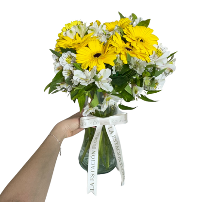 Gerberas Amarillas con Astromelia en Florero