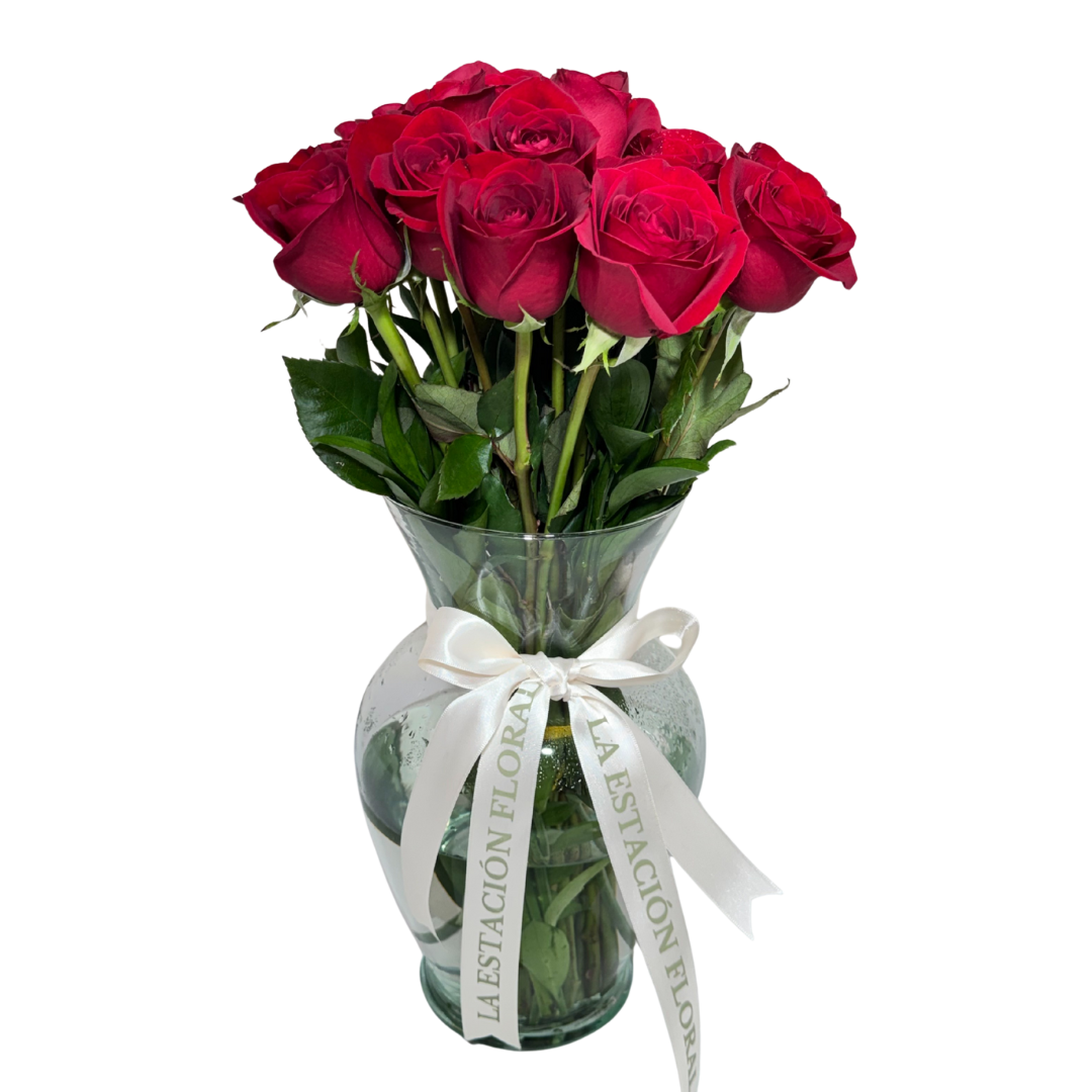 24 Rosas Rojas en Florero con Follaje