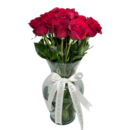 24 Rosas Rojas en Florero con Follaje