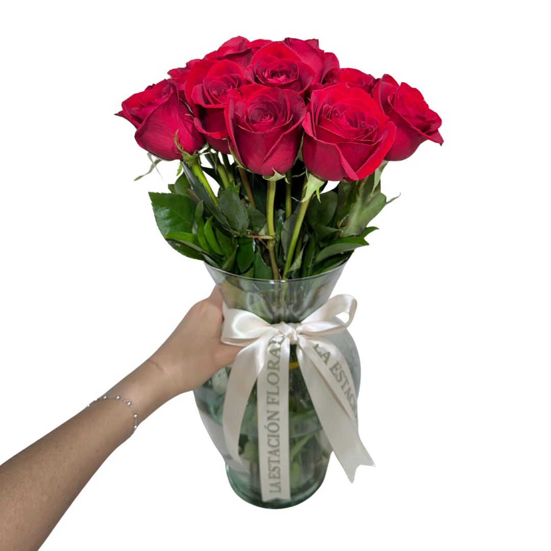24 Rosas Rojas en Florero con Follaje