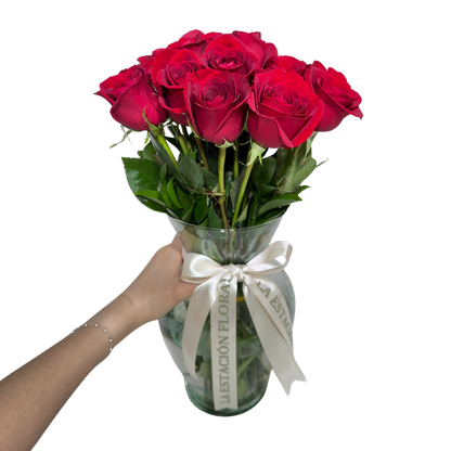 24 Rosas Rojas en Florero con Follaje