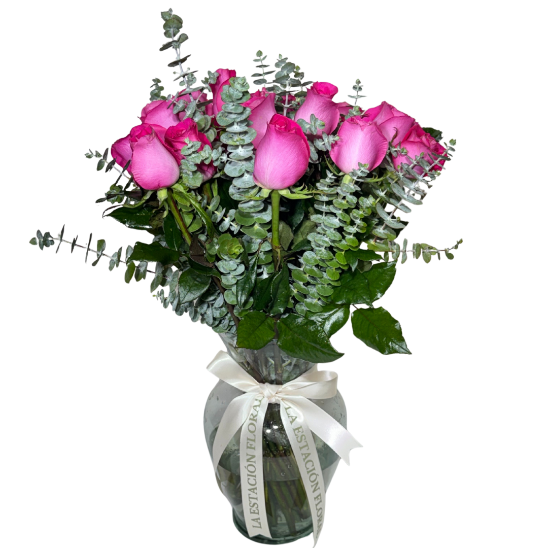 24 Rosas Fucsia en Florero con Follaje