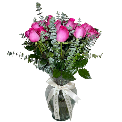 24 Rosas Fucsia en Florero con Follaje