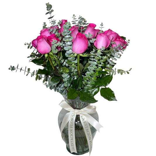 24 Rosas Fucsia en Florero con Follaje