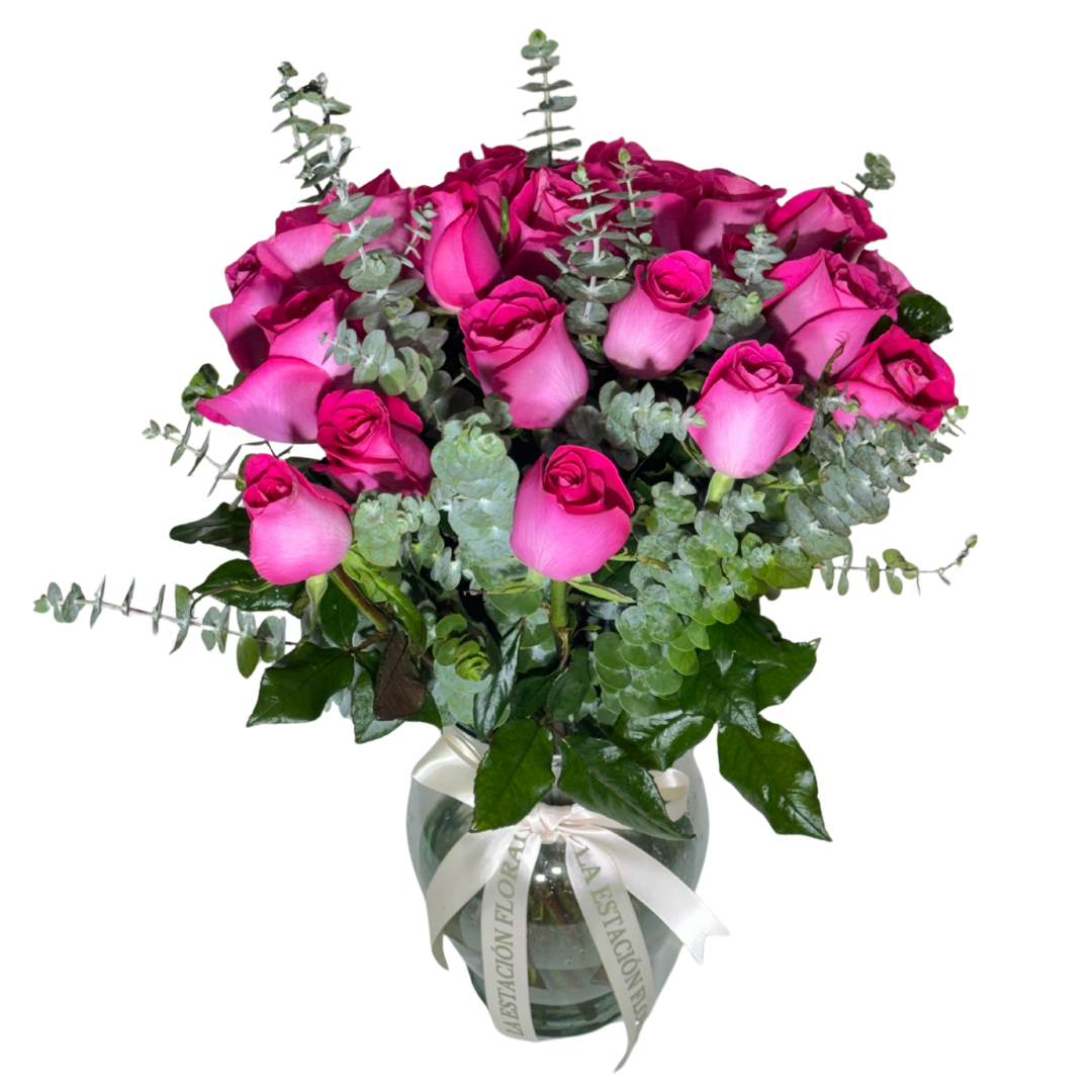 24 Rosas Fucsia en Florero con Follaje