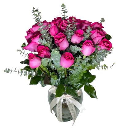24 Rosas Fucsia en Florero con Follaje