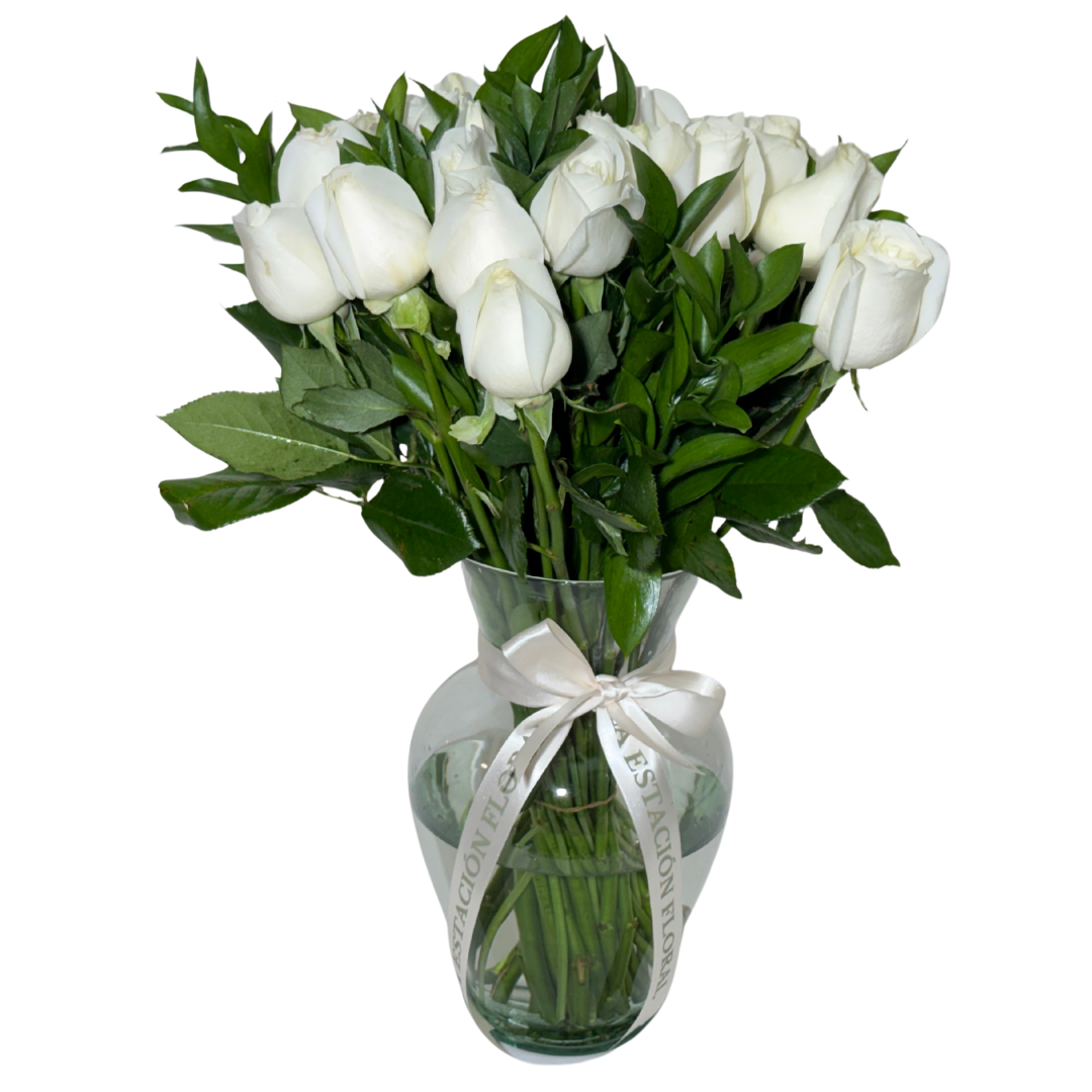 24 Rosas Blancas en Florero con Follaje