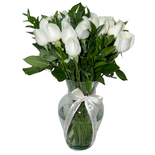 24 Rosas Blancas en Florero con Follaje