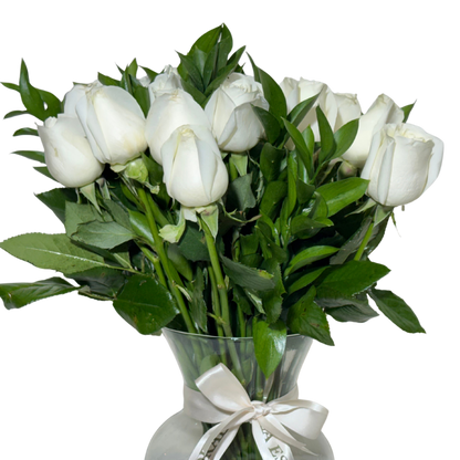 24 Rosas Blancas en Florero con Follaje