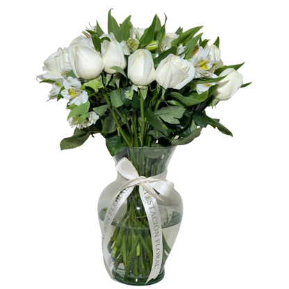 24 Rosas Blancas en Florero con Astromelia