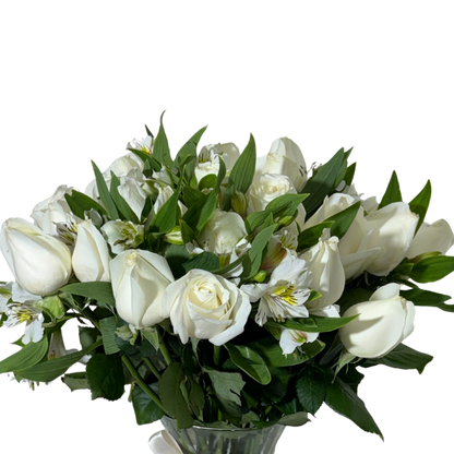 24 Rosas Blancas en Florero con Astromelia