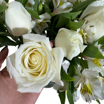 24 Rosas Blancas en Florero con Astromelia