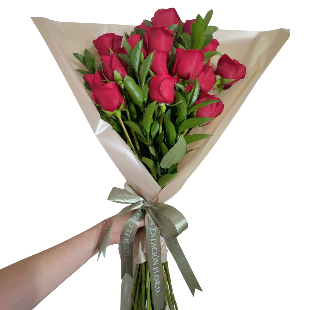 Ramo de 24 Rosas Rojas con Follaje