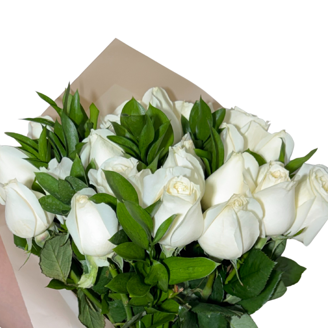 Ramo de 24 Rosas Blancas con Follaje