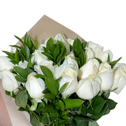 Ramo de 24 Rosas Blancas con Follaje