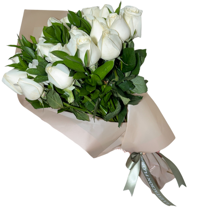 Ramo de 24 Rosas Blancas con Follaje