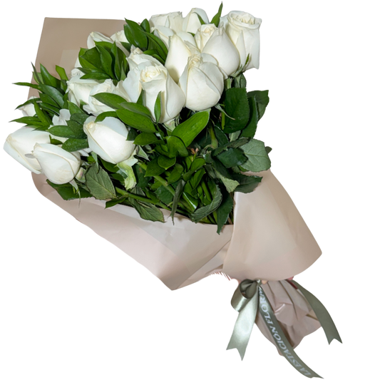 Ramo de 24 Rosas Blancas con Follaje