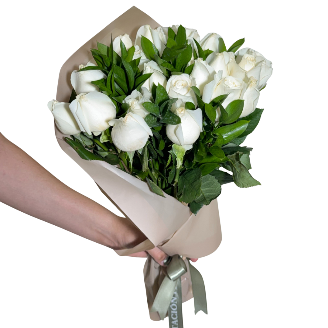 Ramo de 24 Rosas Blancas con Follaje