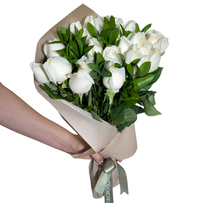 Ramo de 24 Rosas Blancas con Follaje