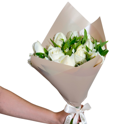 Ramo de 12 Rosas Blancas con Astromelia