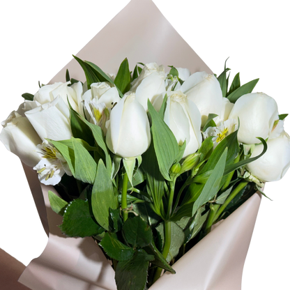 Ramo de 24 Rosas Blancas con Astromelia