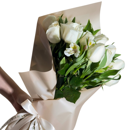 Ramo de 24 Rosas Blancas con Astromelia