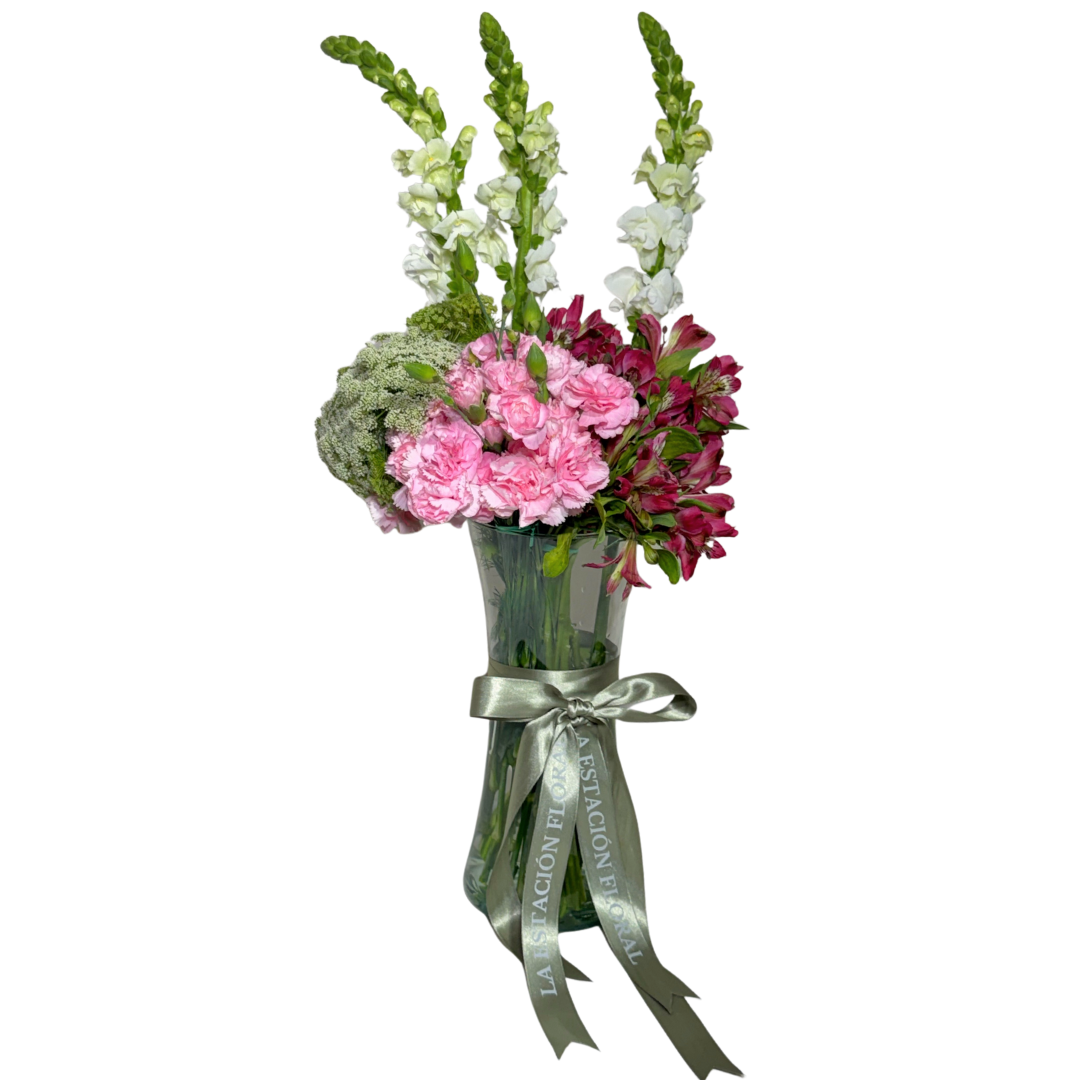 Clavelinas Rosas y Astromelias con Perrito y Follaje en Florero