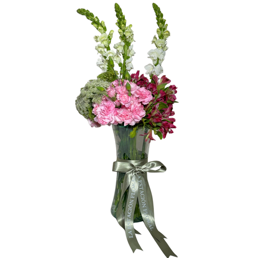 Clavelinas Rosas y Astromelias con Perrito y Follaje en Florero