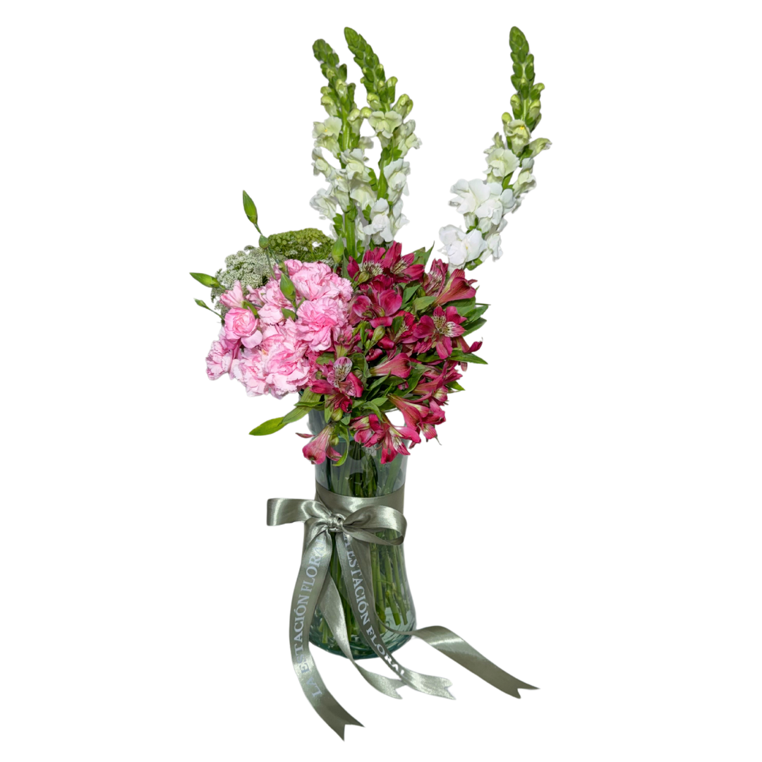 Clavelinas Rosas y Astromelias con Perrito y Follaje en Florero