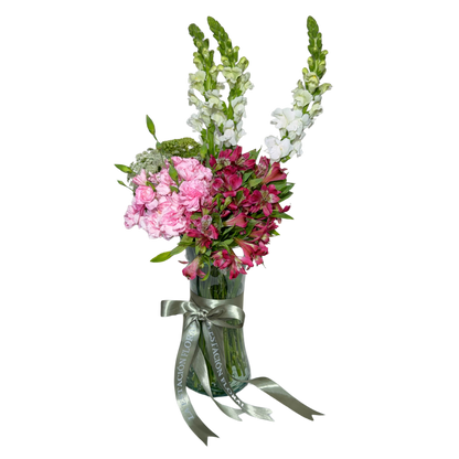 Clavelinas Rosas y Astromelias con Perrito y Follaje en Florero