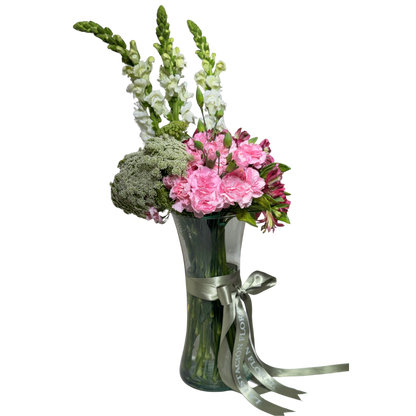 Clavelinas Rosas y Astromelias con Perrito y Follaje en Florero