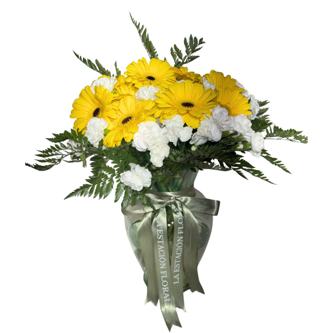 Gerberas Amarillas y Clavelinas Blancas con Follaje en Florero