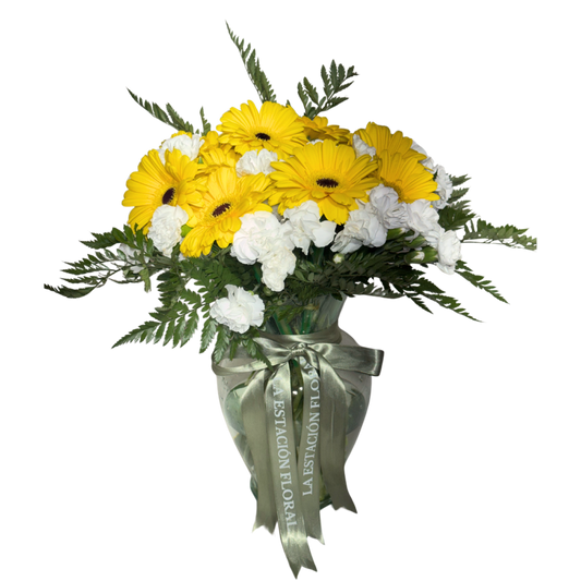 Gerberas Amarillas y Clavelinas Blancas con Follaje en Florero