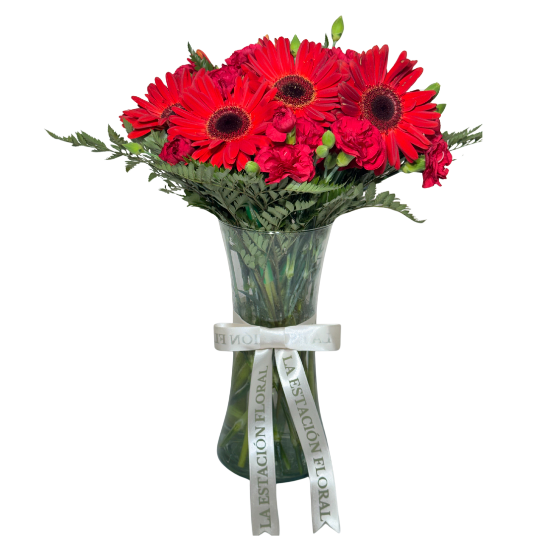 Gerberas y Clavelinas Rojas con Follaje en Florero