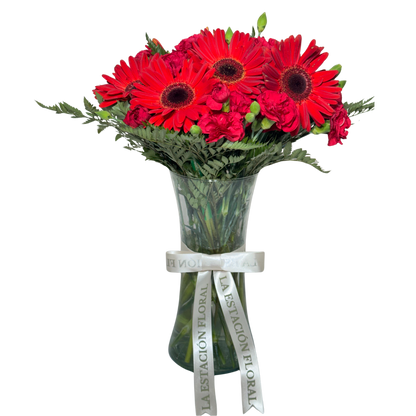 Gerberas y Clavelinas Rojas con Follaje en Florero