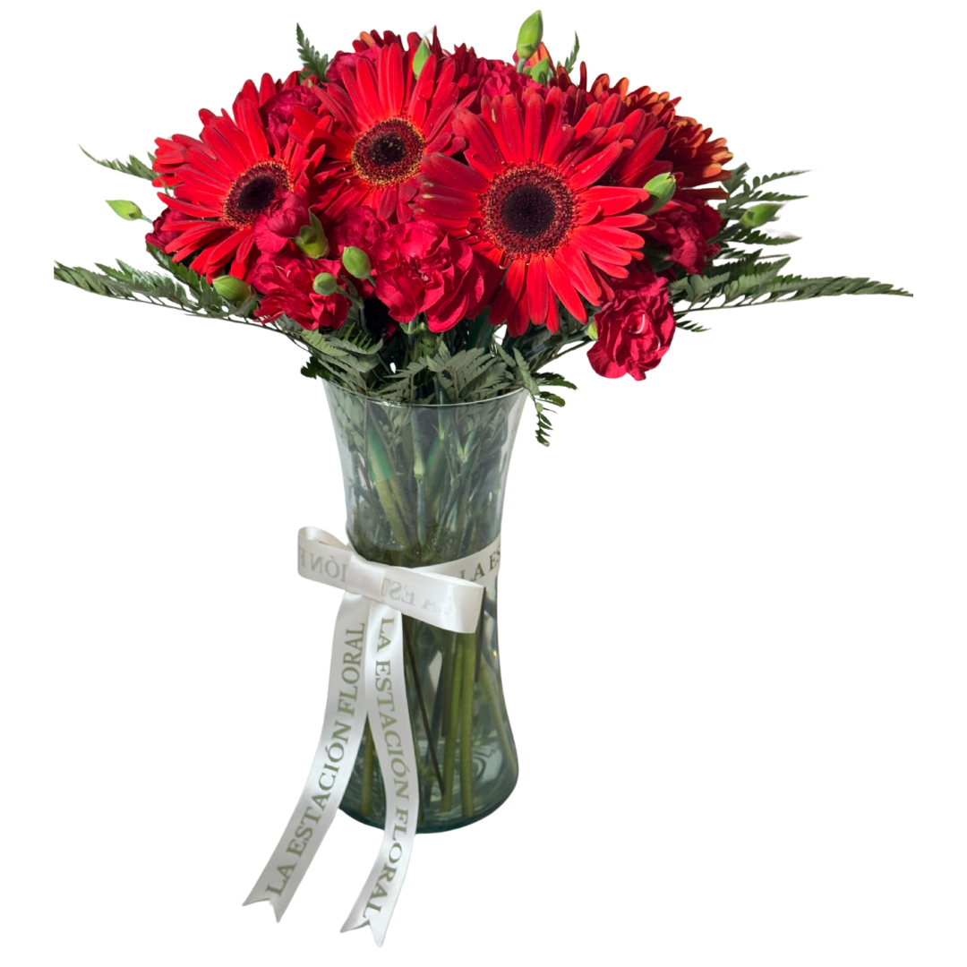Gerberas y Clavelinas Rojas con Follaje en Florero