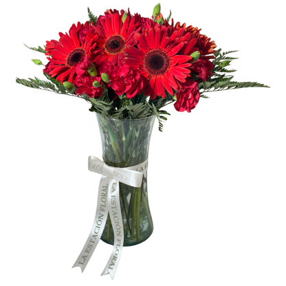 Gerberas y Clavelinas Rojas con Follaje en Florero