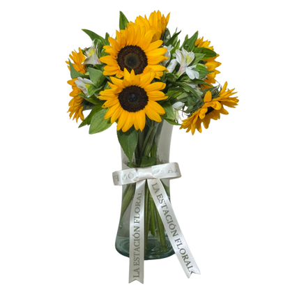 Girasoles con Astromelias Blancas en Florero