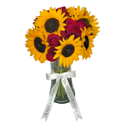 Girasoles y Rosas Rojas en Florero