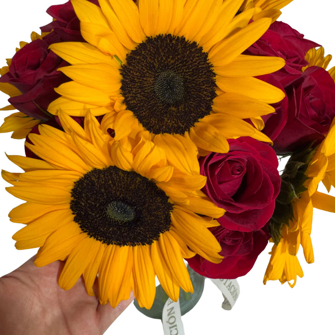 Girasoles y Rosas Rojas en Florero