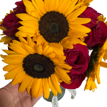 Girasoles y Rosas Rojas en Florero