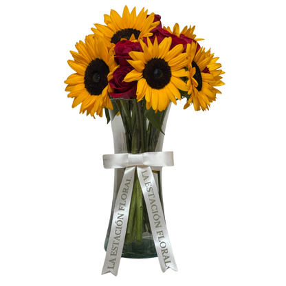 Girasoles y Rosas Rojas en Florero