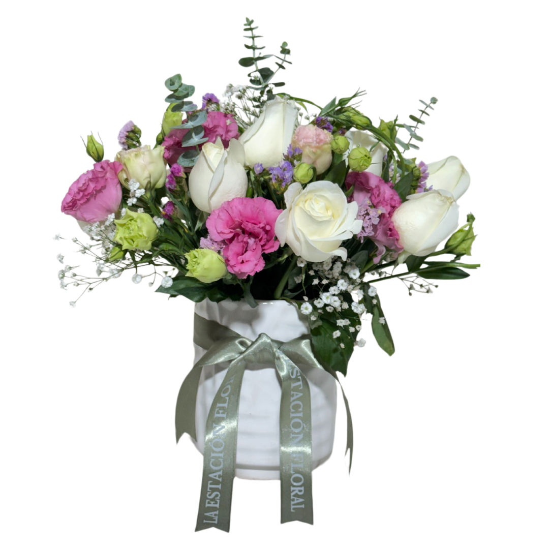 Arreglo Floral con Lisianthus Rosa y Rosas Blancas en Base