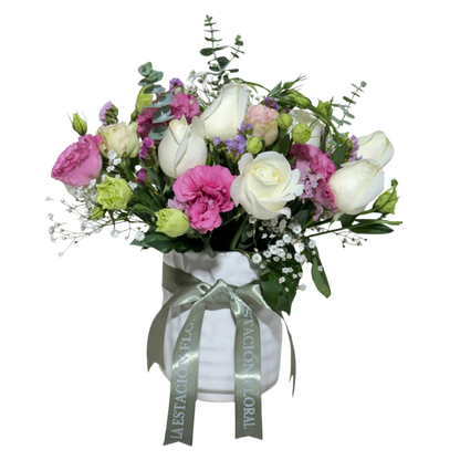 Arreglo Floral con Lisianthus Rosa y Rosas Blancas en Base