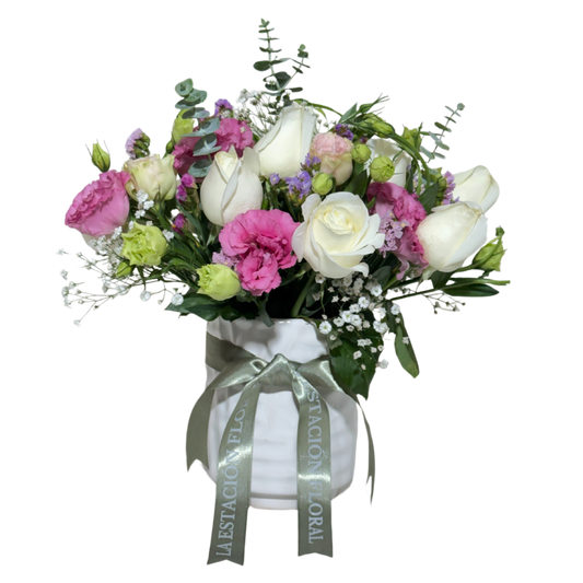 Arreglo Floral con Lisianthus Rosa y Rosas Blancas en Base