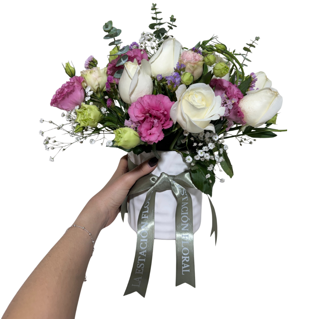 Arreglo Floral con Lisianthus Rosa y Rosas Blancas en Base